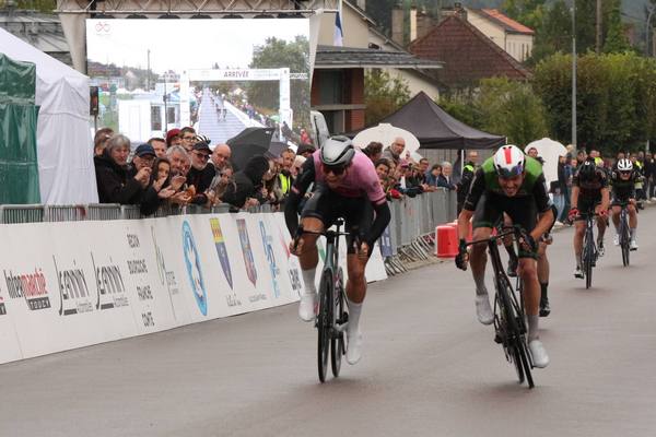 Photo pour les deux premiers. Au fond, Victor termine 5e.